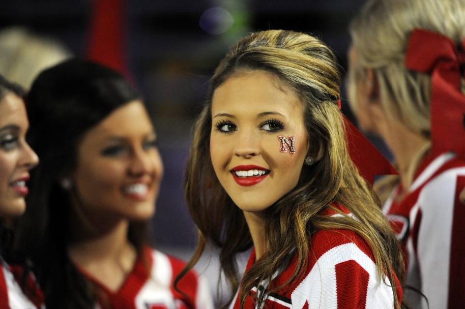 Evanston - Il sorriso luminoso della cheerleader dei Nebraska Cornhuskers (Reuters)